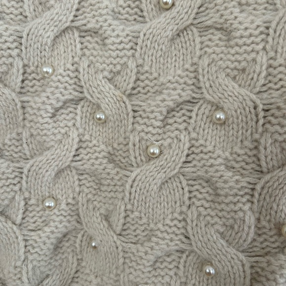 Gorgeous wool and angora sweater with pearl and cable details - Picture 3 of 6